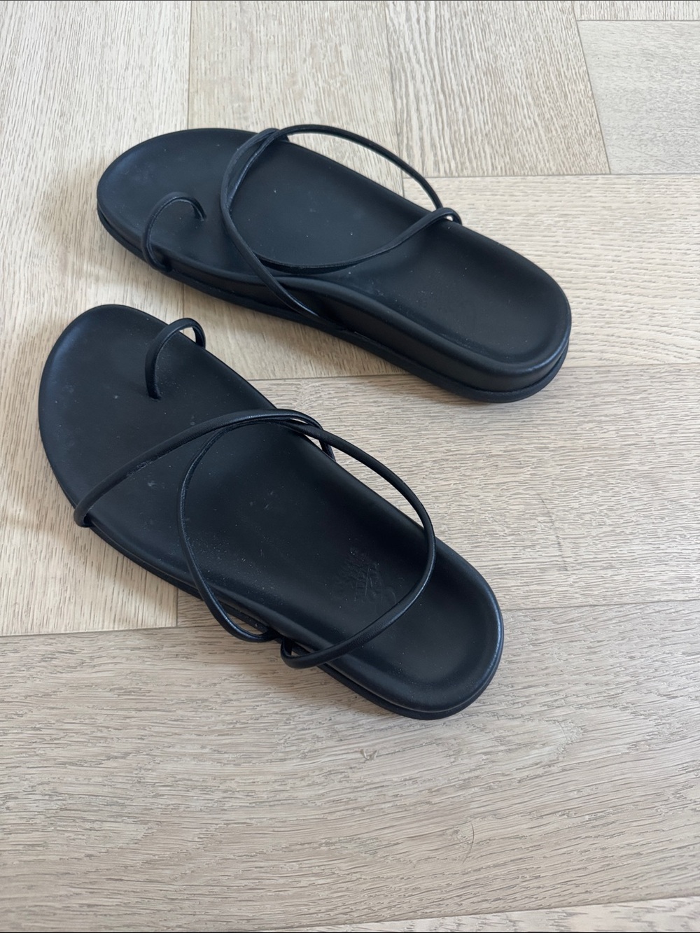 Women’s Black Strappy Toe-Loop Sandals